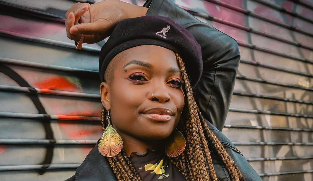 Premiere: Yemi Bolatiwa – I Need To Change (One Shot Live Performance)